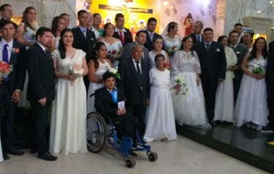 Emotivo casamiento comunitario