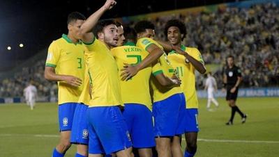 3-0: Brasil golea con uno menos y se mete en octavos