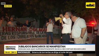 Jubilados escrachan al superintendente de Bancos por recortes a beneficios