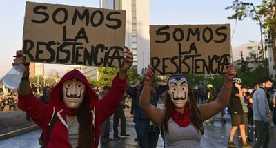 Disfraces y algunos disturbios marcan las protestas en Chile en el día de Halloween