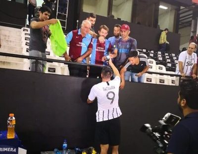 Hinchas turcos del Trabzonspor alentaron a 'Tacuara'