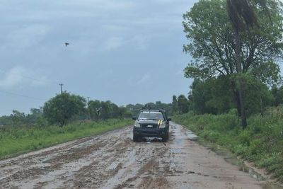 Isleños aguardan camino de todo tiempo