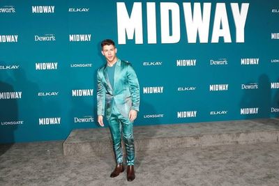 Nick Jonas destaca con un colorido traje de seda en el estreno de “Midway”