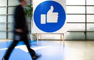 Alcance de las noticias falsas en Facebook crece a un año de elección en EEUU