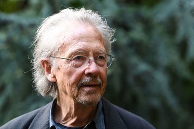 Polémica en Austria por supuesto pasaporte yugoslavo del nobel Peter Handke