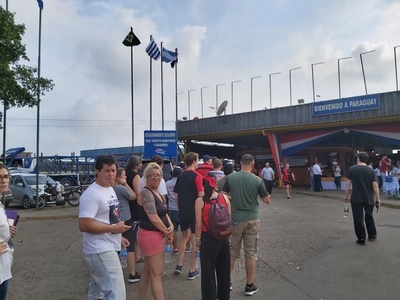 Hinchas argentinos (y ecuatorianos en menor número) copan la capital paraguaya