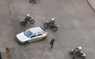 El increíble talento de un manifestante para esquivar a los carabineros