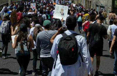 'No dejaremos que ningún jugador toque la cancha': el aviso de una barra brava en medio de la crisis en Chile