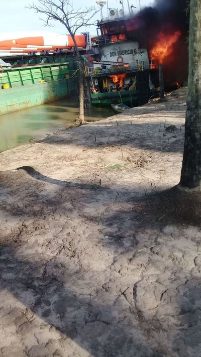 Remolcador se incendia en el río Paraguay