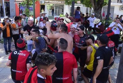 Hinchas entusiastas, camino al encuentro copero