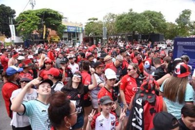 Asunción "colonizada" por una marea de hinchas del Colón argentino
