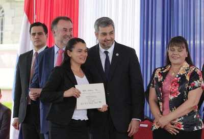 Fortalecerán programa nacional de becas de posgrado con apoyo del BID