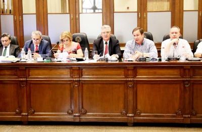 Los políticos oficialistas copan las presidencias del Jurado y del Consejo