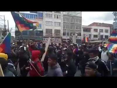 “Al grito de “Ahora sí, guerra civil” multitud enfurecida simpatizante de Evo Morales llega a La Paz