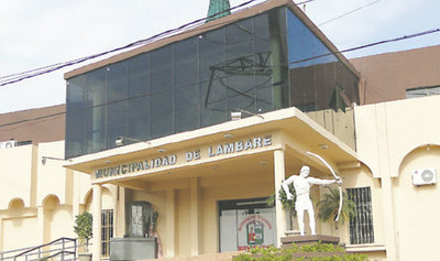 Funcionarios toman municipio y exigen pago de salarios