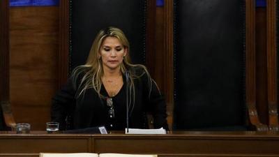 Sin quórum, Asume Jeanine Añez la presidencia provisional de Bolivia