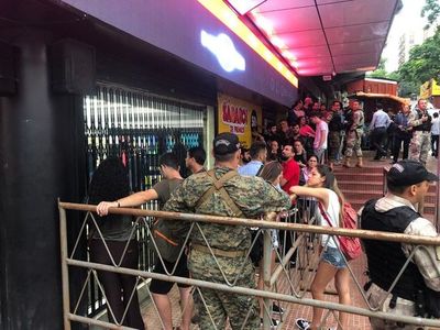 Fila de compradores en primer día del Black Friday en CDE