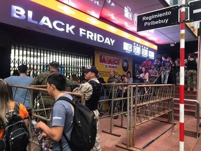 Black Friday CDE: Largas filas de clientes que esperan aprovechar las rebajas de precios