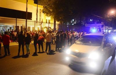 Grupos de jóvenes colorados se manifestaron frente al TSJE