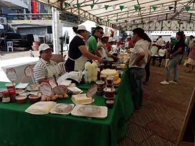 Agricultores ponen a la venta sus productos en la Plaza de la Democracia