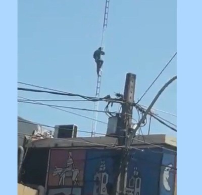 Funcionario sube a la antena de la Municipalidad de Lambaré para reclamar el cobro de su salario