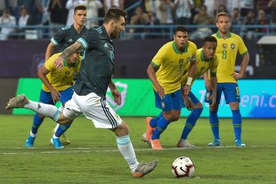 Messi le da la victoria a Argentina