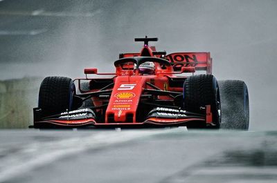 Los Ferrari de Vettel y Leclerc, al frente