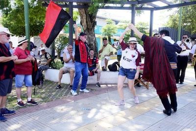 Hinchas de Colón fueron recibidos por una Asunción muy maquillada