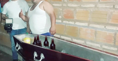 Por su cumple: Usó un ¡ataúd! de conservadora