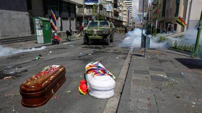 Bolivia: Policía reprime una marcha que llevaba los ataúdes de otros manifestantes