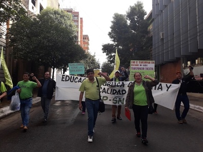 Docentes rechazan cierre de instituciones y tratan de inepto a Petta