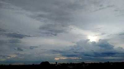 Anuncian lunes caluroso y con chaparrones