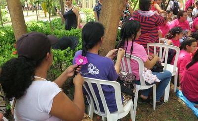 Paraguayas se trenzan el pelo para crear confianza ante la violencia machista