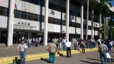 Se levanta huelga de funcionarios de la ANDE