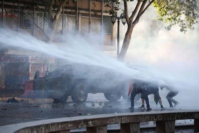 Noche de saqueos e incendios suman tensión a crisis chilena
