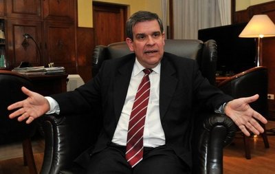 Exministro de Hacienda dice que salida de alrededor de 300 mil usuarios de tarjetas del sistema fue un “festín para la usura"