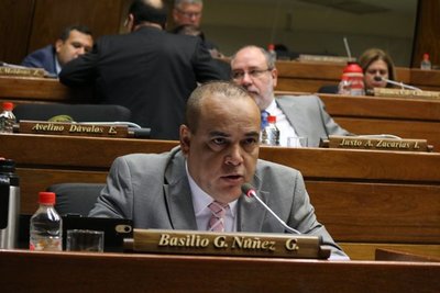 Diputados insisten en que docentes reciban aumento desde abril
