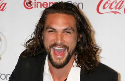 La graciosa reacción de Jason Momoa tras ser elegido el 'Hombre del año'