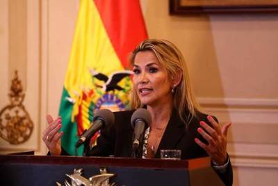 La presidenta interina de Bolivia hace los primeros ajustes en su Gobierno