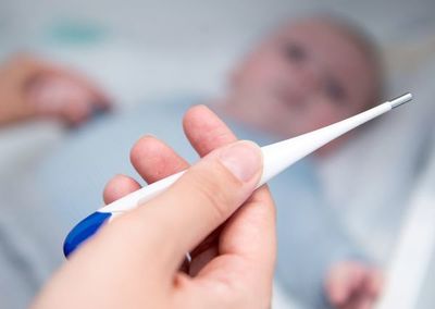 Temperaturas bajas en bebés también son motivo para ir al médico