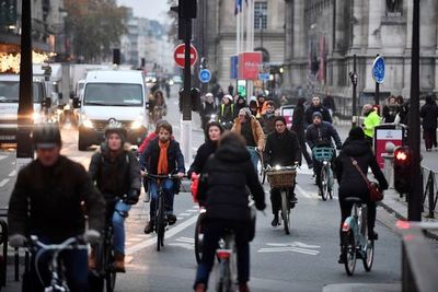 Transporte paralizado y aulas vacías por huelga contra la reforma de pensiones en Francia