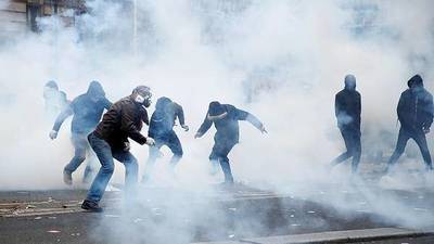 Huelga general en Francia: Vuelos cancelados, no habrá transportes hasta el lunes y París está bloqueada por manifestantes