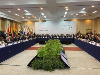 Macri se despide e insta al Mercosur a redoblar la democracia y el diálogo
