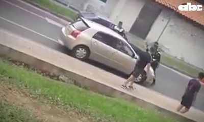 Conductora atropelló a policía municipal en Luque