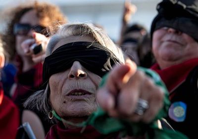 Miles de chilenas veteranas interpretan “Un violador en tú camino"