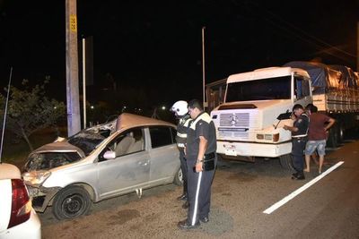Un herido tras choque de vehículo a camión de gran porte