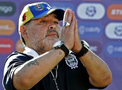 Maradona dice que Riquelme “se vendió”