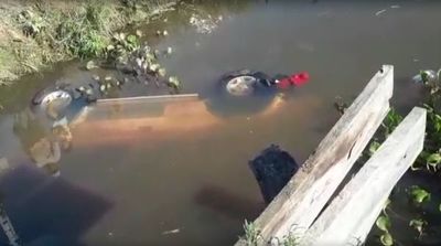 Camioneta cayó de un puente en Cerrito de Ñeembucú