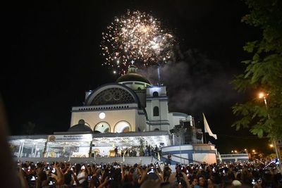 Caacupé recibe el día de la Virgen con un estallido de devoción y fuegos artificiales