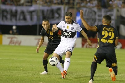 Olimpia y Guaraní juegan este domingo el clásico más añejo